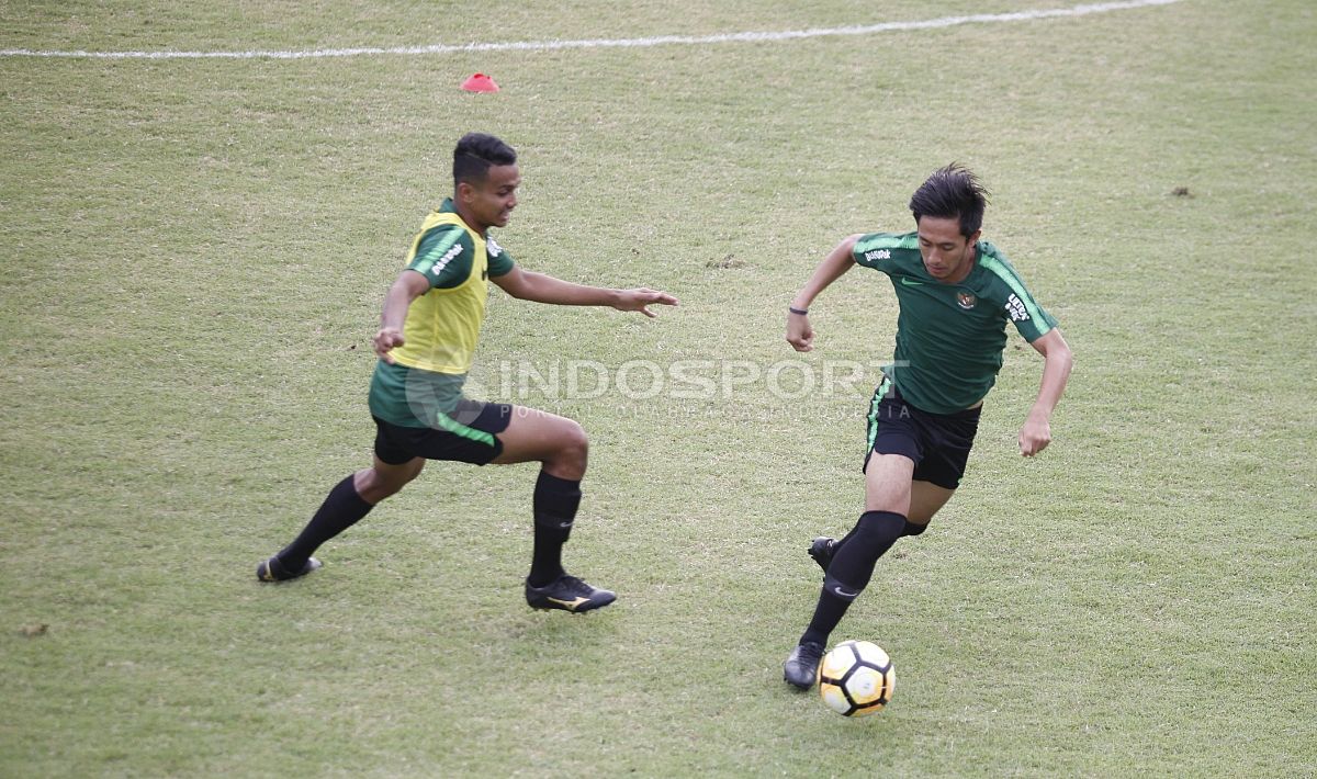 Gavin Kwan Adsit tengah mengontrol bola saat jalani latihan. Copyright: © Herry Ibrahim/INDOSPORT