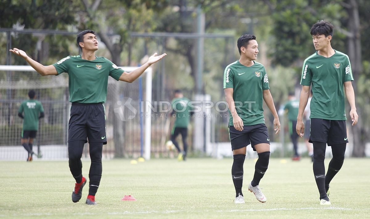 Syahrian Abimanyu tengah berbicang dengan rekannya dalam sesi latihan. Copyright: © Herry Ibrahim/INDOSPORT