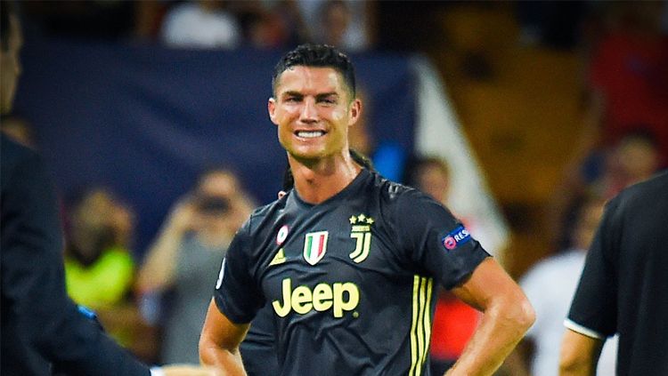 Cristiano Ronaldo menangis usai mendapatkan kartu merah. Copyright: © Getty Images