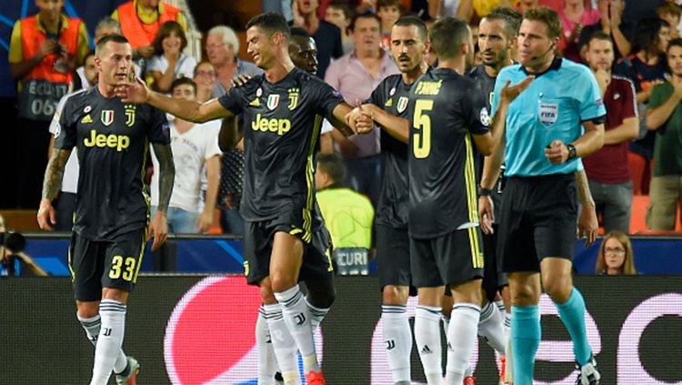 Cristiano Ronaldo menangis usai mendapatkan kartu merah. Copyright: © Getty Images/JOSE JORDAN