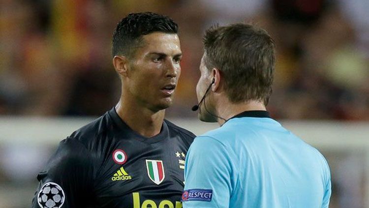 Cristiano Ronaldo berbicara dengan wasit usai terkena kartu merah Copyright: © Mirror UK