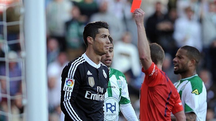 Cristiano Ronaldo diganjar kartu merah saat melawan Cordoba pada 2014/15. Copyright: © INDOSPORT
