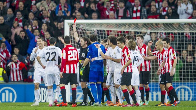 Cristiano Ronalod tersenyum saat diganjar kartu merah saat melawan Athletic Bilbao. Copyright: © Getty Images