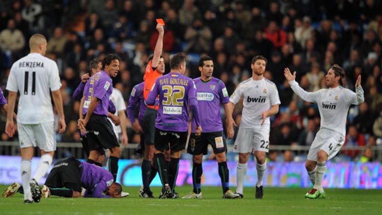 Wasit Perez Laza berikan kartu merah kepada Cristiano Ronaldo saat melawan Malaga. Copyright: © Getty Images