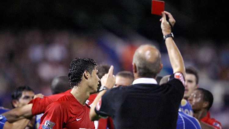 Steve Bennett keluarkan kartu merah untuk Cristiano Ronaldo pada 2007/08 melawan Portsmouth. Copyright: © Getty Images