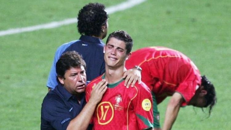 Cristiano Ronaldo menangis ketika gagal membawa Portugal juara Piala Eropa 2004. Copyright: © Getty Images