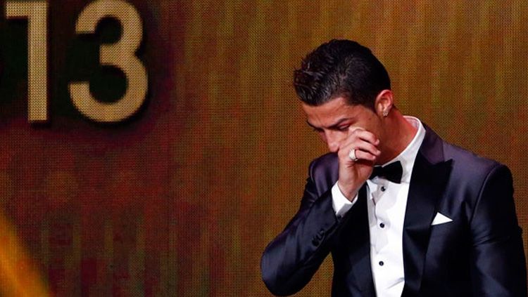 Ronaldo menangis usai meraih gelar Ballon d'Or 2013. Copyright: © Getty Images