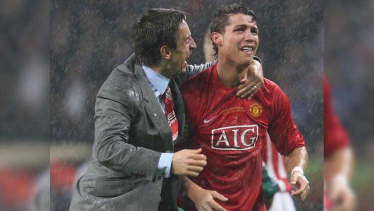 Cristiano Ronaldo menangis di final Liga Champions 2008 saat Manchester United vs Chelsea. Copyright: © Getty Images