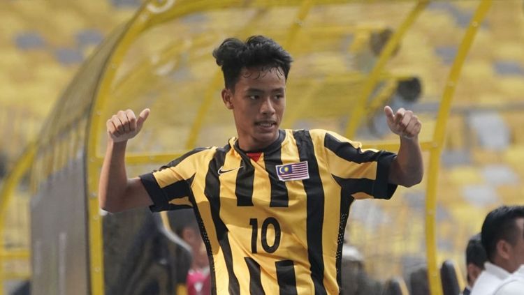 Pemain Timnas Malaysia, Luqman Hakim Shamsudin, merasa bersalah lantaran gagal mencetak gol dalam babak adu penalti dalam laga kontra Indonesia di SEA Games 2021 Copyright: © AFC
