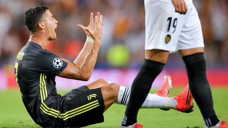 Cristiano Ronaldo saat menerima kartu merah dalam laga Valencia vs Juventus. Copyright: © Getty Images