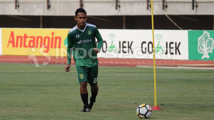 Penggawa Persebaya Surabaya, Abu Rizal Maulana saat latihan finishing. Copyright: © Fitra Herdian/INDOSPORT