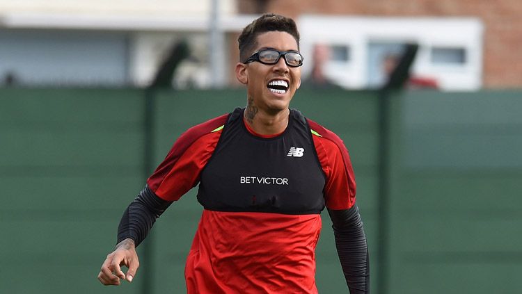 Roberto Firmino menjalani latihan di Liverpool dengan kaca mata pelindung Copyright: © ESPN