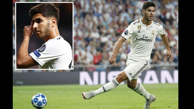 Marco Asensio yang mencoba gaya Roberto Firmino saat mencetak gol tanpa melihat gawang. Copyright: © The Sun