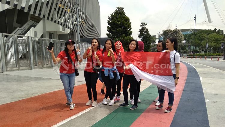 Tenaga kerja Indonesia di Malaysia, datang ke Stadion Bukit Jalil untuk menyaksikan langsung Timnas U-16 di laga Piala Asia U-16 Copyright: © Abdurrahman.R/INDOSPORT