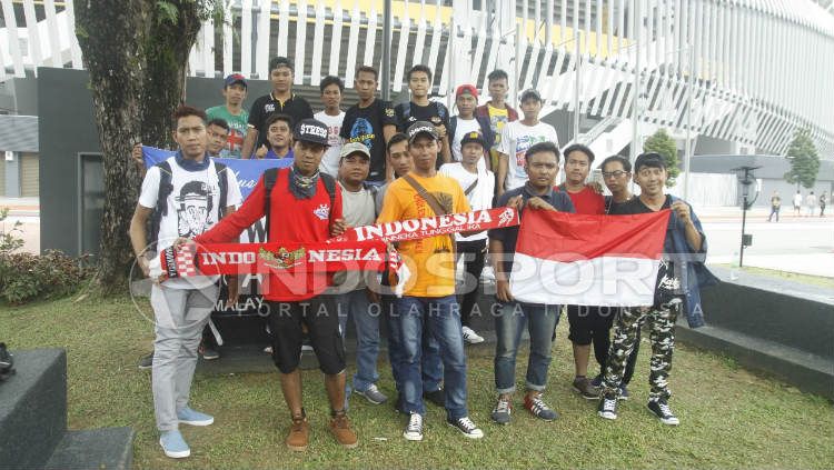 Tenaga kerja Indonesia di Malaysia, datang ke Stadion Bukit Jalil untuk menyaksikan langsung Timnas U-16 di laga Piala Asia U-16 2016. Copyright: © Abdurrahman.R/INDOSPORT