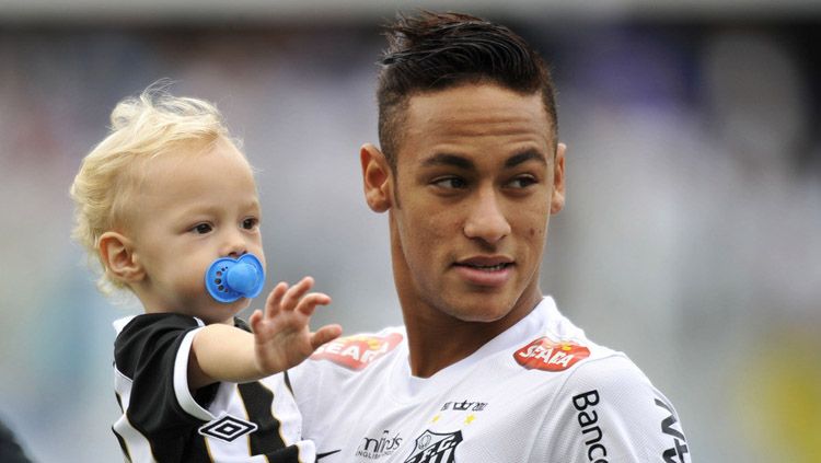 Neymar dan putrinya yang masih bayi Copyright: &copy; The Sun