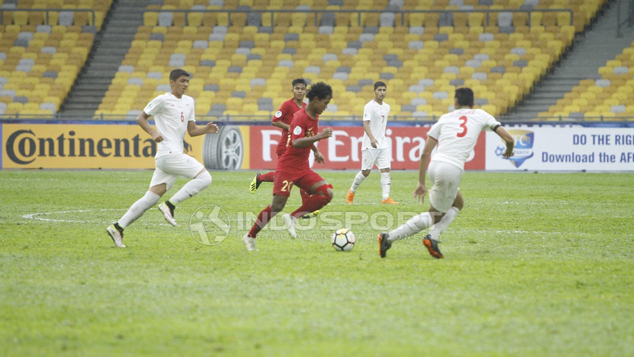 Bagus Kahfi merangsek ke kotak penalti Iran. Copyright: © Abdurrahman Ranala/Soicaumienbac.cc