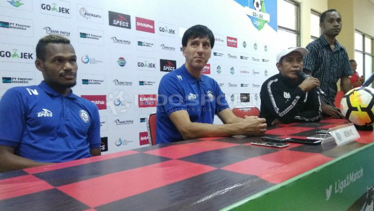 Pelatih Arema FC, Milan Petrovic (tengah) bersama Israel Wamiau saat sesi konferensi pers jelang laga. Copyright: © Sudjarwo/INDOSPORT