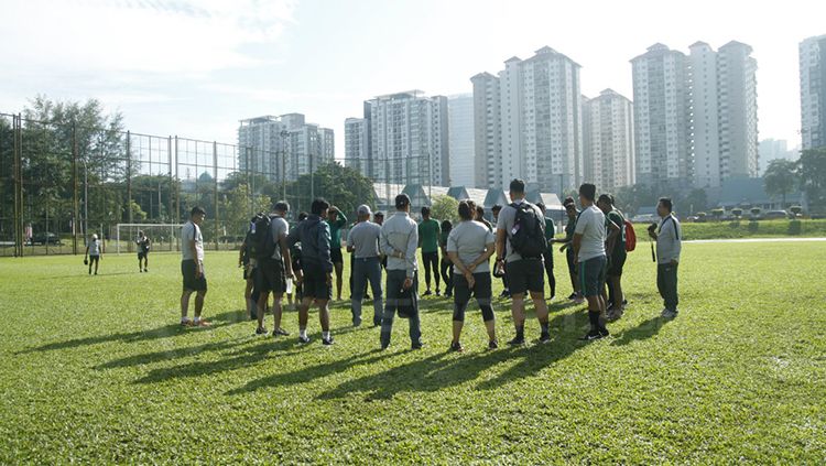 Pengarahan dari Coach Fakhri usai sesi latihan. Copyright: © Abdurrahman Ranala/INDOSPORT