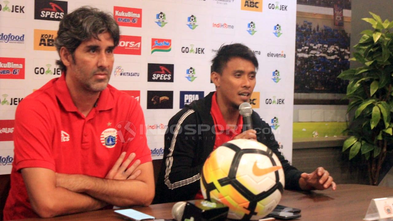 Pelatih Persija Jakarta, Stefano Cugurra Teco, saat konferensi pers jelang laga Persib Bandung vs Persija Jakarta. Copyright: © Arif Rahman/Soicaumienbac.cc