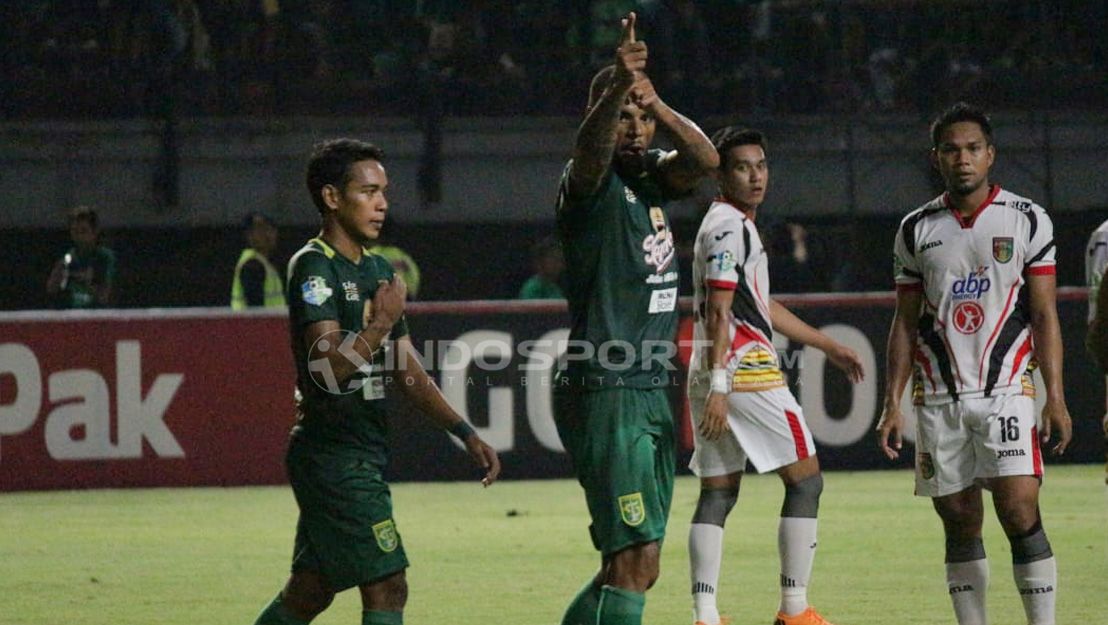 Selebrasi gol kedua david da silva lewat tendangan pinalti. Copyright: © Fitra Herdian/Indosport.com