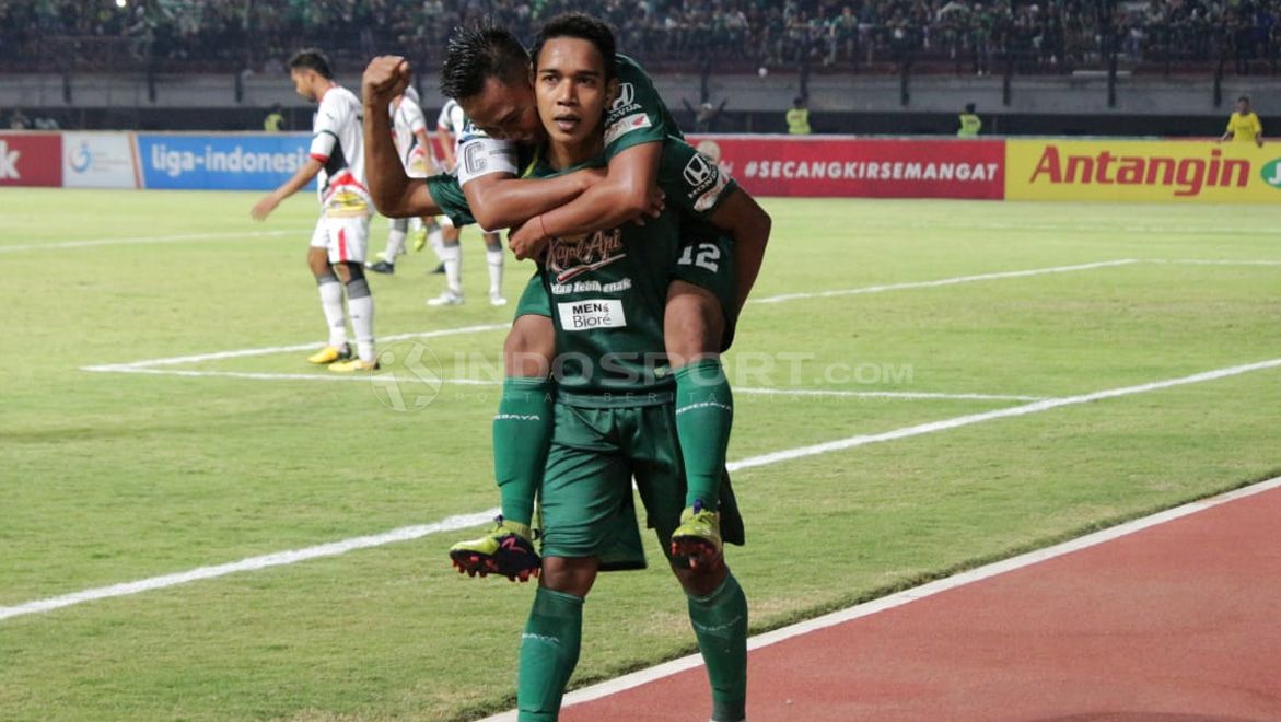 Selebrasi gelandang Persebaya Surabaya Misbakus Solikin setelah membobol gawang Mitra Kukar. Copyright: © Fitra Herdian/Indosport.com
