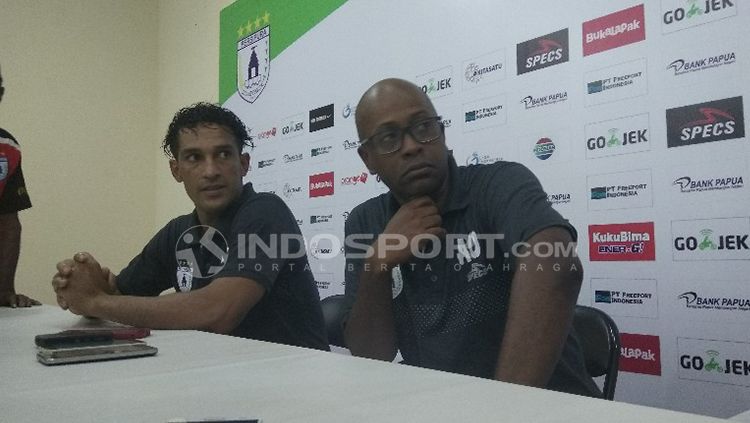 Addison Alves di konferensi pers usai laga melawan Arema FC. Copyright: © Sudjarwo/INDOSPORT