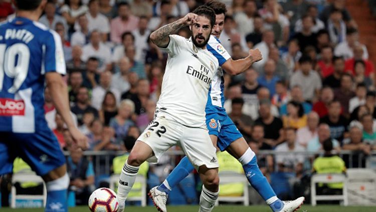 Pemain Real Madrid, Isco, kabarnya sedang mencari rumah baru di Inggris. Kemungkinan ini merupakan pertanda bahwa ia akan segera merapat ke Manchester United. Copyright: © Getty Images