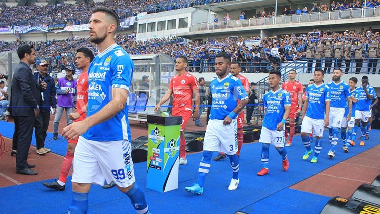 Para pemain Persib dan Persija memasuki lapangan Stadion GBLA. Copyright: © INDOSPORT/Arif Rahman