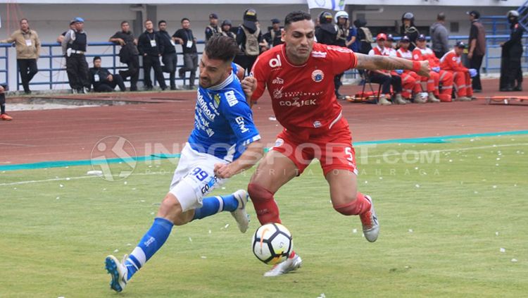 Jaimerson dan Bauman sedang merebut bola. Copyright: © Arif Rahman/INDOSPORT