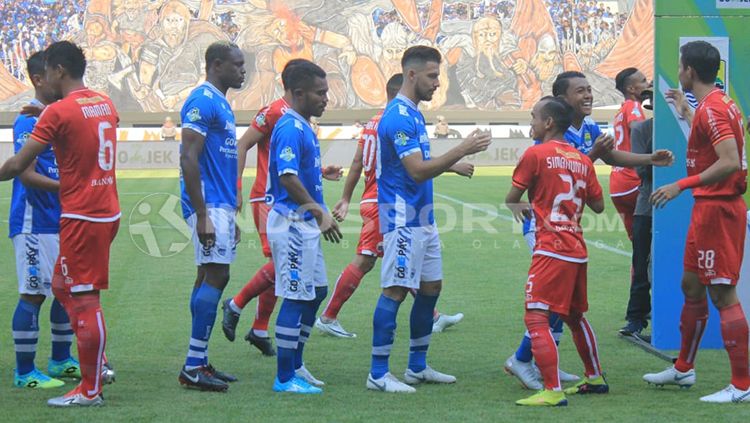 Jabat tangan pemain Persib dan Persija sebelum laga dimulai pada musim lalu. Copyright: © Arif Rahman/INDOSPORT