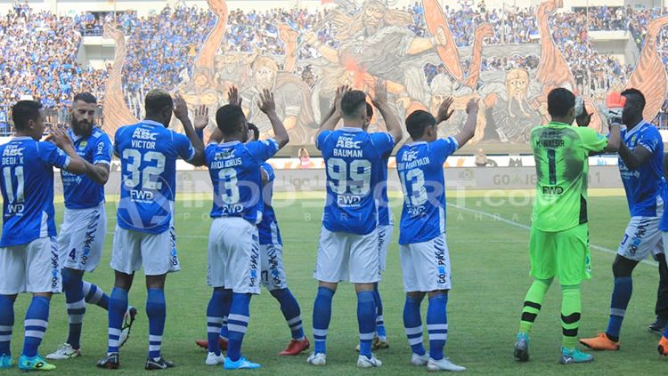 Para pemain Persib Bandung bertepuk tangan ke Bobotoh yang sesaki Stadion Gelora Bandung Lautan Api. Copyright: © Arif Rahman/INDOSPORT