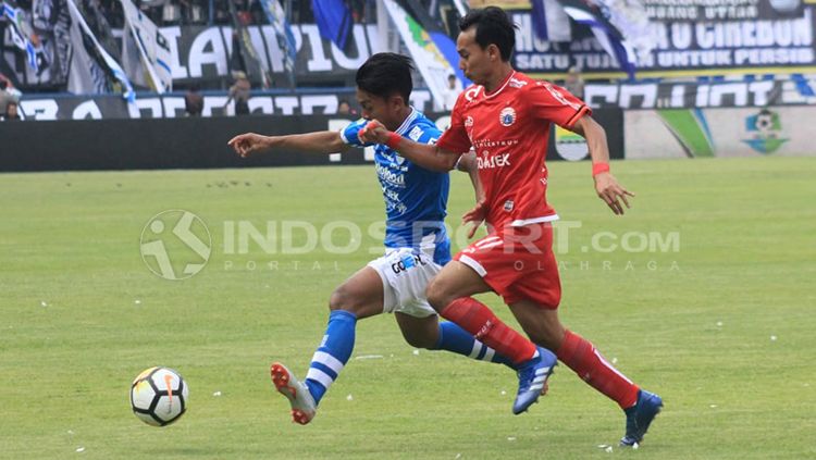 Febri menggiring bola dalam pertandingan Persib Bandung vs Persija Jakarta. Copyright: © Arif Rahman/INDOSPORT