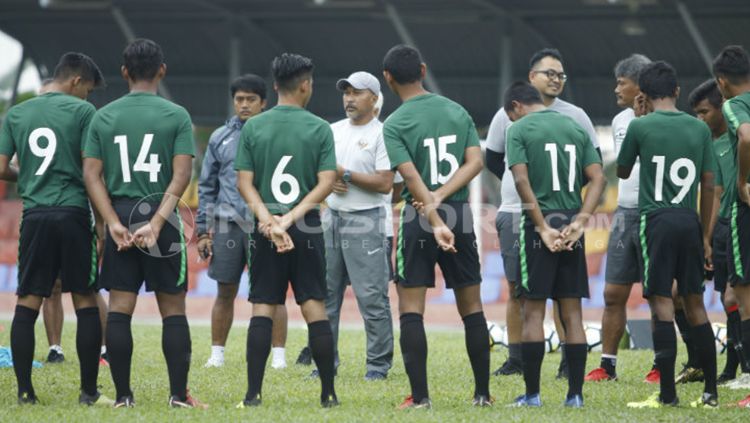 Pelatih Fakhri sedang memberikan arahan kepada anak asuhnya. Copyright: © Abdurrahman Ranala/INDOSPORT