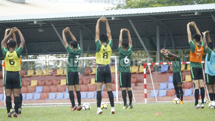 Penggawa Timnas U-16 melakukan pemanasan. Copyright: © Abdurrahman Ranala/INDOSPORT