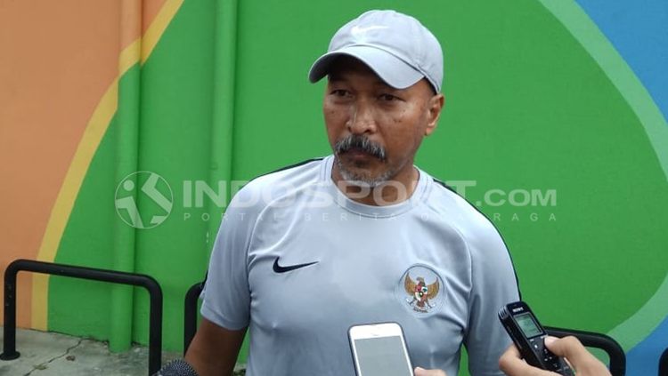 Coach Fakhri Husaini memberikan keterangan setelah latihan. Copyright: © Abdurrahman Ranala/INDOSPORT