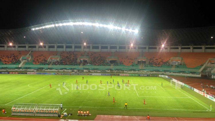 Laga Timnas Indonesia U-19 vs Thailand U-19 sepi penonton. Copyright: © Petrus Manus Da Yerrimon/INDOSPORT
