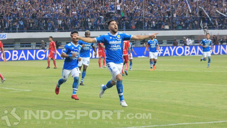 Jonathan Bauman merayakan golnya ke gawang Persija Jakarta. Copyright: © INDOSPORT/Arif Rahman