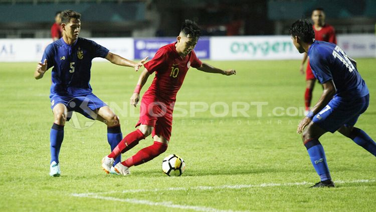 Witan dikelilingi pemain Thailand. Copyright: © Herry Ibrahim/INDOSPORT