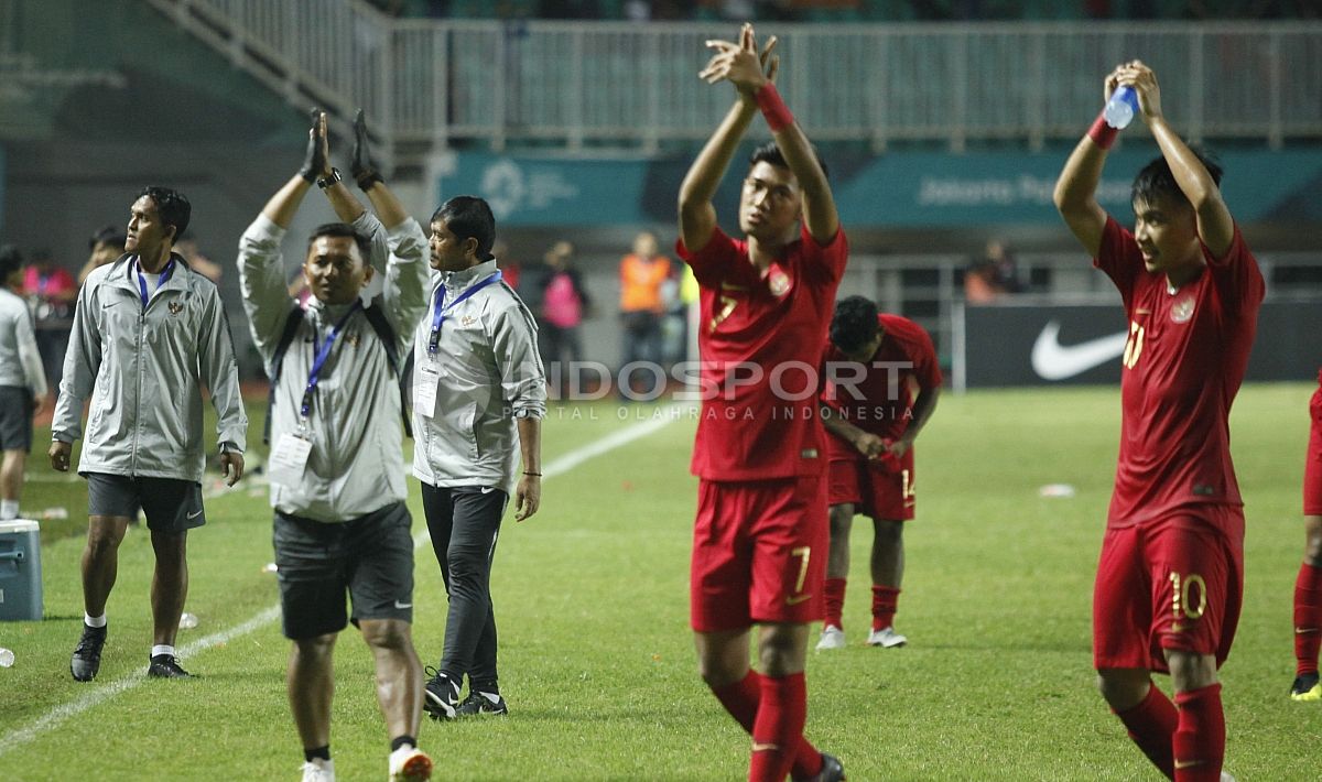 Tepuk Tangan Penggawa dan Official Usai Laga Berakhir Copyright: © Herry Ibrahim/INDOSPORT