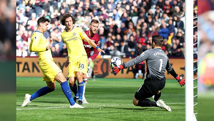 Kiper West Ham menghadang bola. Copyright: © Getty Images