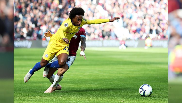 Willian mengejar bola. Copyright: © Getty Images