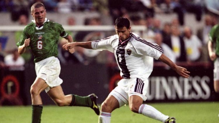 Dejan Stankovic (jersey putih) berseragam Yugoslavia. Copyright: © Getty Images