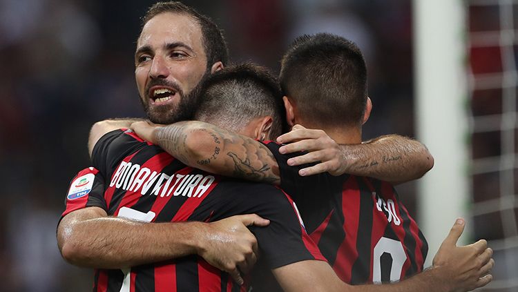 Gonzalo Higuain berselebrasi usai memcetal gol ke gawang Atalanta. Copyright: © Getty Images