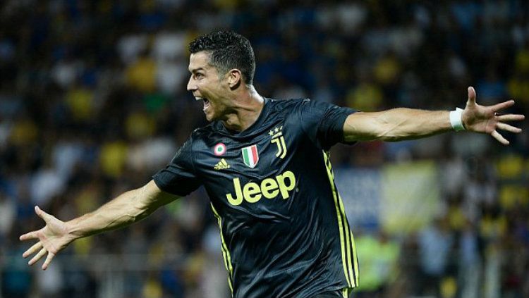 Selebrasi Ronaldo usai cetak gol ke gawang Frosinone. Copyright: © dailymail