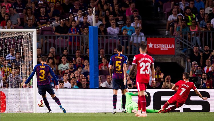 Christian Stuani mencetak gol ke gawang Barcelona. Copyright: © Getty Images