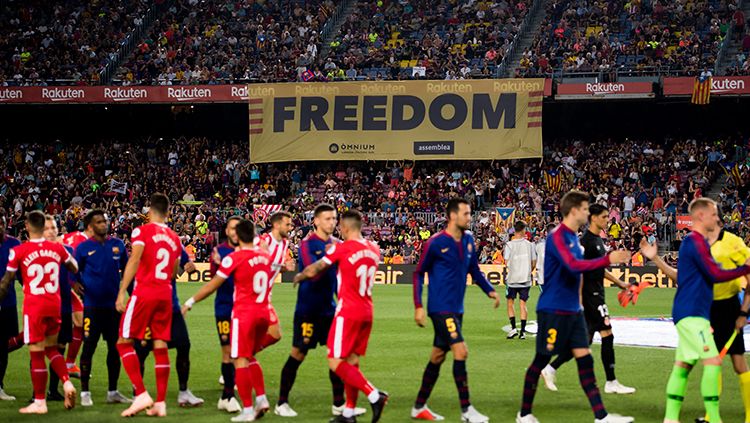 Pemain Barcelona dan Girona berjabat tangan jelang pertandingan. Copyright: © INDOSPORT