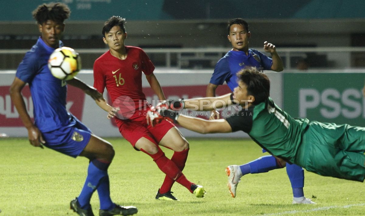 Duel pemain Timnas Indonesia U-19 vs Timnas Thailand U-19. Copyright: © Herry Ibrahim/INDOSPORT