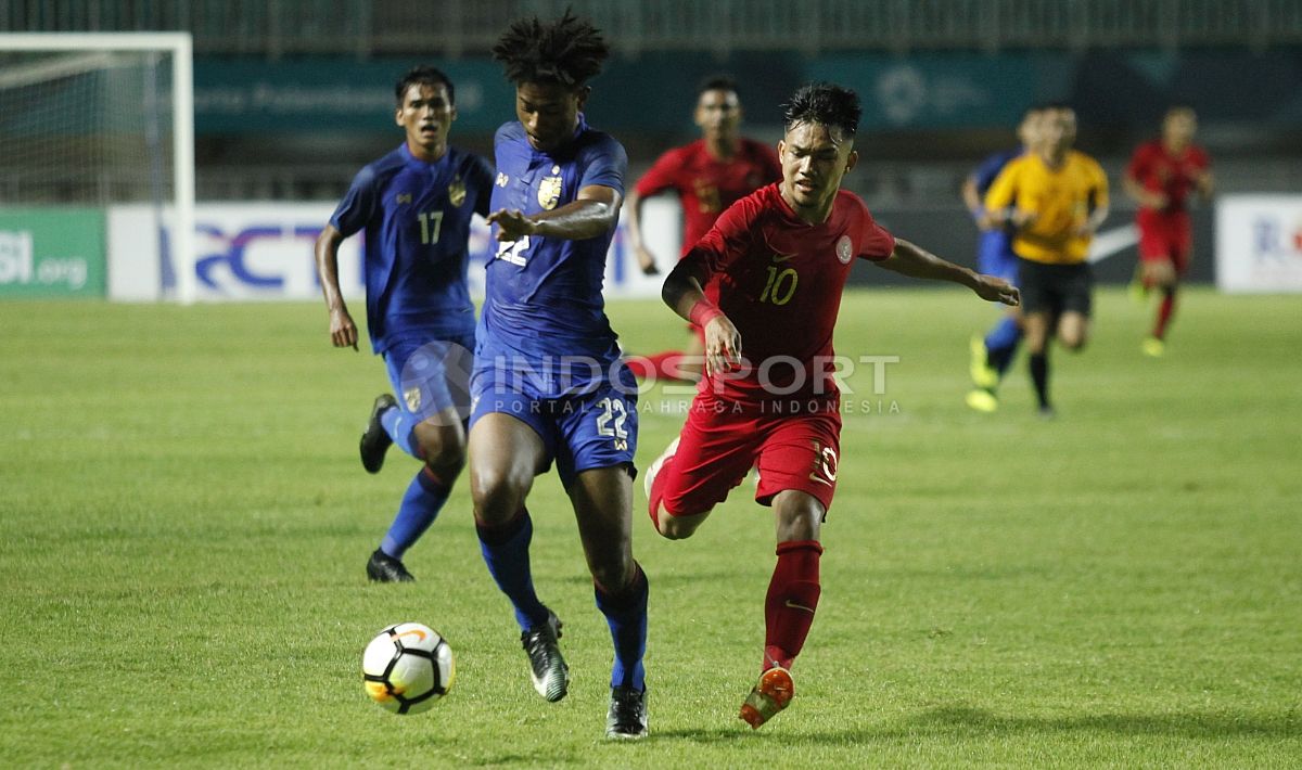 Duel pemain Timnas Indonesia U-19 vs Timnas Thailand U-19. Copyright: © Herry Ibrahim/INDOSPORT