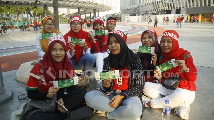 Suporter Indonesia di Stadion Bukit Jalil dengan tiket pertandingan Indonesia vs Vietnam. Copyright: © Abdurrahman Ranala/INDOSPORT